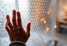 काचेच्या पलीकडे: तुमचे घर उष्णता का गमावत आहे आणि साधे बबल रॅप निराकरण |