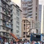 मुंबईतील एल्फिन्स्टन पुलावर पुरवठा सुरू असताना पाईपलाईन फुटली