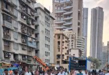 मुंबईतील एल्फिन्स्टन पुलावर पुरवठा सुरू असताना पाईपलाईन फुटली