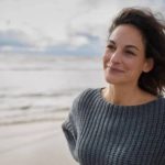 अविवाहित राहून तुम्ही ‘खूप आनंदी’ होऊ शकता का? स्त्रिया सहसा समाधान आणि शांत एकटेपणा यामधील बारीक रेषा का चालतात |