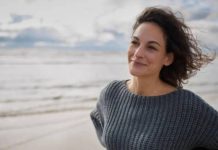 अविवाहित राहून तुम्ही ‘खूप आनंदी’ होऊ शकता का? स्त्रिया सहसा समाधान आणि शांत एकटेपणा यामधील बारीक रेषा का चालतात |