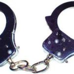 90L चा फसवणूक करणारा बिझमॅन, पोलिस म्हणून दोन जणांना अटक