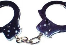 90L चा फसवणूक करणारा बिझमॅन, पोलिस म्हणून दोन जणांना अटक