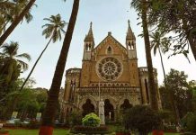 मुंबई विद्यापीठाच्या कर्मचाऱ्याने बीकॉमच्या पेपरचे ‘फोटो’ काढल्याचे सीसीटीव्हीत दिसत आहे