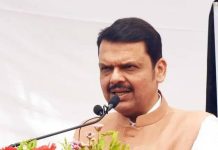 बागेश्वर धाम प्रमुखाने महाराष्ट्राच्या मुख्यमंत्र्यांसमोर शिवाजी महाराजांवर केलेल्या वक्तव्यामुळे खळबळ उडाली; त्यांच्या या वक्तव्याचे समर्थन करण्यासाठी कोणताही ऐतिहासिक पुरावा नाही, असे फडणवीस म्हणतात