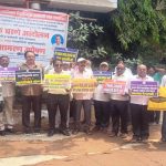 आमच्या हक्काचे पैसे मृत्यूपूर्वी मिळणार का? सेवानिवृत्त कर्मचाऱ्यांचा महापालिका प्रशासनाला सवाल : प्रलंबित मागण्यासाठी सामूहिक धरणे आंदोलन