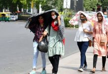 वारंवार होणाऱ्या वीजपुरवठा खंडित होण्याने मुंबईकरांच्या हाताला तडाखा बसला आहे