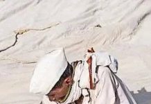 तमाशा ऑन द ट्रॉट: महाराष्ट्राच्या प्रवासी थिएटरचे अनुसरण