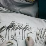 चार वर्षांपासून अंथरुणाला खिळलेला माणूस कृतज्ञतेने जेजे हॉस्पिटलमध्ये परततो