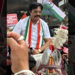 महागाईविरोधात काँग्रेसचे कल्याणमध्ये अनोखे आंदोलन; नवीन सिंह घोड्यावर स्वार होऊन चॉकलेट्सचे वाटप करतात