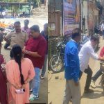 अवैधरित्या सुरू असलेले पार्किंग महानगरपालिकेने केले सील : रस्त्यावर उभ्या करून ठेवलेल्या वाहनांवर देखील दंडात्मक कारवाई : रस्ता केला मोकळा