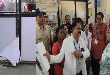 उपचारादरम्यान रुग्ण दगावल्याने उल्हासनगरातील सेंटर हॉस्पिटलमध्ये तोडफोड : डॉक्टरांचे काम बंद आंदोलन : महापौरांच्या आश्वासनानंतर आंदोलन मागे