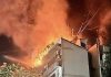 Man dead, wife, 2 firemen injured in Bandra blaze | मुंबई बातम्या