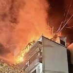 Man dead, wife, 2 firemen injured in Bandra blaze | मुंबई बातम्या