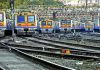 मुंबई लोकलला धक्का : 22 वर्षीय तरुणाची फर्स्ट क्लास कोचमध्ये वार