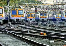 मुंबई लोकलला धक्का : 22 वर्षीय तरुणाची फर्स्ट क्लास कोचमध्ये वार