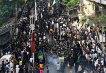 शिया धार्मिकतेने आणि स्मरणाने मोहरममध्ये ‘पीडितांची संध्याकाळ’ चिन्हांकित करतात