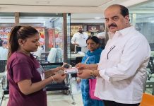 आमदारांच्या कार्यालयात रहिवासी प्रमाणपत्र, ज्येष्ठ नागरिक आणि आयुष्मान कार्डांचे वितरण