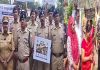रेल्वे रूळ क्रॉस करून अपघाताला आमंत्रण देऊ नका याकरिता रेल्वे पोलिसांची जनजागृती : रेल्वे रूळ ओलांडणाऱ्या नागरिकांना दिले गुलाबाचे फुल.
