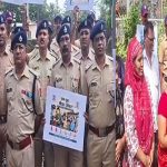 रेल्वे रूळ क्रॉस करून अपघाताला आमंत्रण देऊ नका याकरिता रेल्वे पोलिसांची जनजागृती : रेल्वे रूळ ओलांडणाऱ्या नागरिकांना दिले गुलाबाचे फुल.