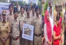 रेल्वे रूळ क्रॉस करून अपघाताला आमंत्रण देऊ नका याकरिता रेल्वे पोलिसांची जनजागृती : रेल्वे रूळ ओलांडणाऱ्या नागरिकांना दिले गुलाबाचे फुल.
