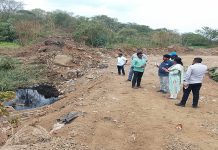 उल्हासनगरातील भरतनगर येथील रेल्वे ट्रॅक जवळ मातीचा भराव टाकल्याने नाल्यातील प्रवाह बंद : पावसाळ्यात पूर परिस्थिती निर्माण होण्याची शक्यता