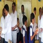 विद्यार्थ्यांना वह्या वाटप करून आदिनाथ पालवे यांनी साजरा केला वाढदिवस