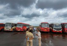 MSRTC वेळापत्रक नाणेफेकीला कारणीभूत आहे कारण पाणी साचणे आणि ठप्प होतात; कॅब चालकांना मोजकेच प्रवासी दिसतात
