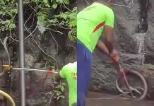 कोर्टल्लम फॉल्स स्नेक इन्सिडेंट: कोर्टल्लम फॉल्स येथे सापाच्या भीतीने पर्यटक स्तब्ध झाले, अभ्यागत जवळच साप कापत असताना एकमेकांना ढकलताना दिसले; बचावाचा व्हिडिओ व्हायरल