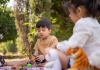 मानसशास्त्रज्ञ-मंजूर पालकत्वाचा आजचा कोट: “मुलांसाठी, खेळ हे गंभीर शिक्षण आहे. हे बालपणीचे काम आहे.”