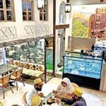 वेगाने बदलणाऱ्या भेंडी बाजारातील एक नवीन येमेनी कॅफे कॉफी आणि आशा बनवतो