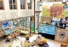 वेगाने बदलणाऱ्या भेंडी बाजारातील एक नवीन येमेनी कॅफे कॉफी आणि आशा बनवतो