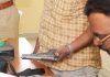 मृत रुग्णाच्या मित्राला धमकी दिल्याने पोलिसांनी डॉक्टरची बंदूक जप्त केली | पुणे बातम्या