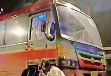 बोरिवलीत दुचाकीस्वाराला टाळताना बेस्ट बसने दुभाजक लावले, कोणतीही दुखापत झाली नाही