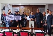 अंबरनाथ (प.) येथील शामराव पाटील नगर, महाराष्ट्र हौसिंग बोर्ड वसाहत, इमारत क्र. ८ ते १३ मधील नागरिकांचा हक्काच्या घरासाठी भर पावसात भिजत तहसील कार्यालयावर मोर्चा