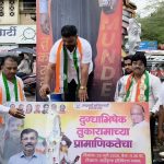 बदलापुरात तुकाराम मुंडे यांच्या प्रतिमेला दुग्धाभिषेक; राष्ट्रवादी काँग्रेसकडून धाडसी कार्याचा गौरव