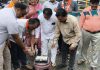 बदलापूरात ‘लाडक्या खड्ड्याचा’ तिसरा वाढदिवस साजरा करत राष्ट्रवादी काँग्रेसचे अनोखे आंदोलन