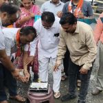 बदलापूरात ‘लाडक्या खड्ड्याचा’ तिसरा वाढदिवस साजरा करत राष्ट्रवादी काँग्रेसचे अनोखे आंदोलन