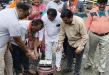 बदलापूरात ‘लाडक्या खड्ड्याचा’ तिसरा वाढदिवस साजरा करत राष्ट्रवादी काँग्रेसचे अनोखे आंदोलन