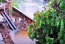 मुसळधार पावसामुळे बदलापुरात नाल्या जवळील संरक्षण भिंत कोसळली