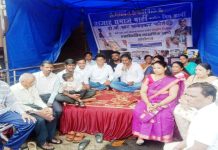 दिल्लीतील जंतर-मंतर आंदोलनाला उल्हासनगरातील सुभाष टेकडीतून समर्थन; भर पावसात एक दिवसीय लाक्षणिक धरणे: केंद्रीय शिक्षणमंत्री व पंतप्रधानांच्या राजीनाम्याची मागणी