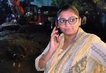 अखेर जिजामाता कॉलनीतील तुंबलेले पाणी बाहेर काढण्यासाठी पोकलेनने खणला रस्ता: जलमय परिस्थितीत अडकलेल्या नागरिकांच्या मदतीला महापौरांची धाव