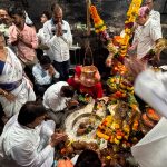 पवित्र श्रावण मासातील पहिल्या श्रावणी सोमवारी महादेवाचे मनोभावे दर्शन
