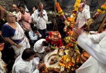 पवित्र श्रावण मासातील पहिल्या श्रावणी सोमवारी महादेवाचे मनोभावे दर्शन