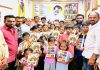 साहित्यरत्न लोकशाहीर अण्णाभाऊ साठे जयंतीनिमित्त विद्यार्थ्यांना मोफत वह्यांचे वाटप