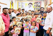 साहित्यरत्न लोकशाहीर अण्णाभाऊ साठे जयंतीनिमित्त विद्यार्थ्यांना मोफत वह्यांचे वाटप