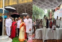 उल्हासनगर महानगरपालिकेत स्वातंत्र्य दिन उत्साहात साजरा : ११० फूट उंच राष्ट्रध्वजाला मानवंदना; महिला प्रशिक्षणार्थींचा व पर्यावरणप्रेमी राजू तेलकर यांचा गौरव