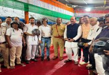 रस्ता सुरक्षा अभियानातून हेल्मेट वापराचा संदेश ; पत्रकारांच्या माध्यमातून जनजागृती : उल्हासनगर वाहतूक उपविभागाचा अभिनव उपक्रम